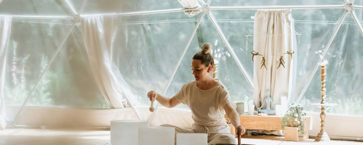 Sunday Sounds to Heal: Baños de sonido somático vespertinos para un sueño reparador | Nectar Yoga Bowen Island