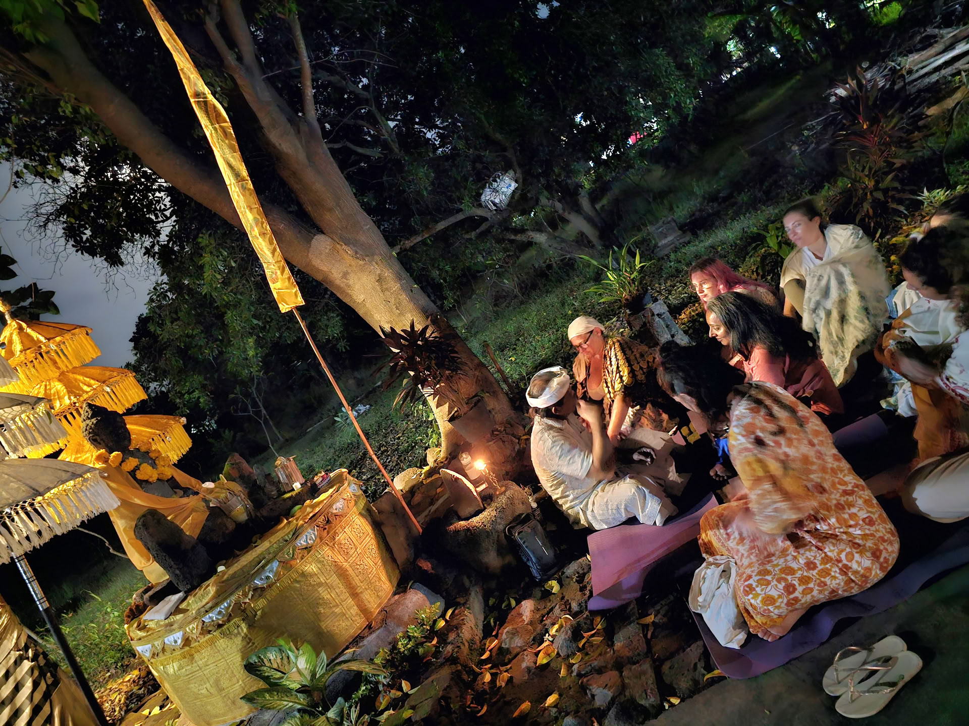 Ceremonia de Luna Llena en Candi Buddha