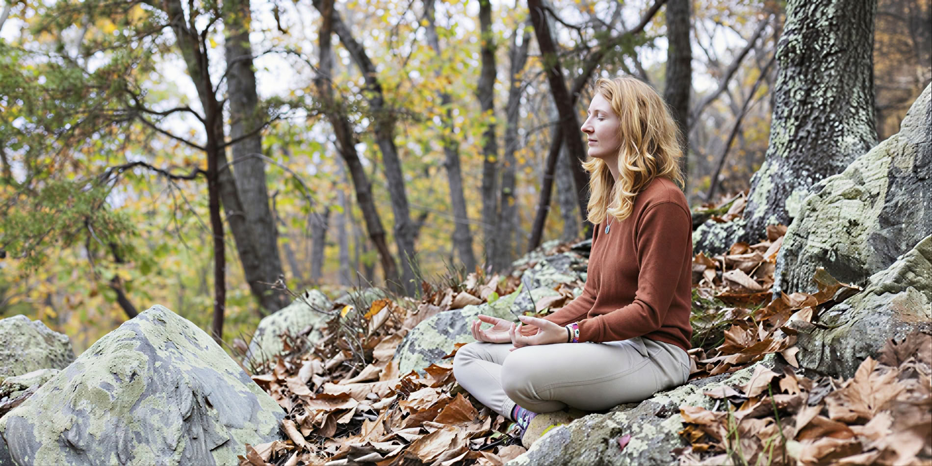 Whispering Leaves: Un retiro de yoga y meditación silencioso de otoño