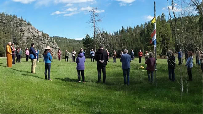 Sonido Sagrado, Insight y Silencio: Meditación y Música en los Bosques Profundos