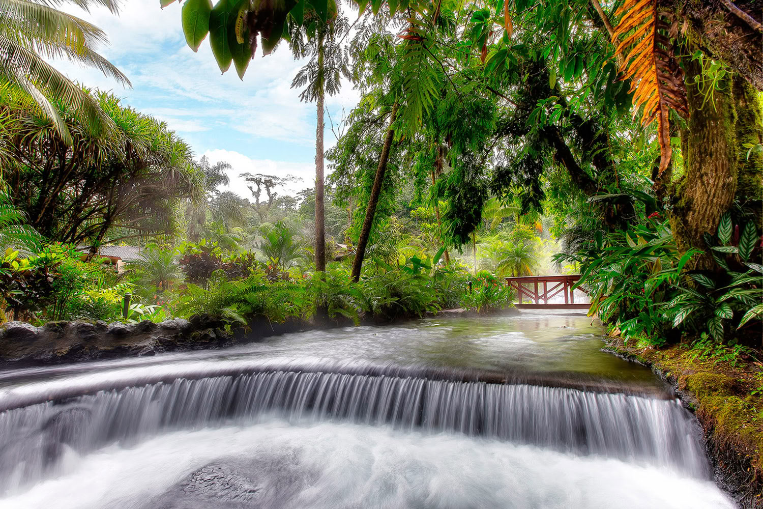 Volcán Arenal con aguas termales