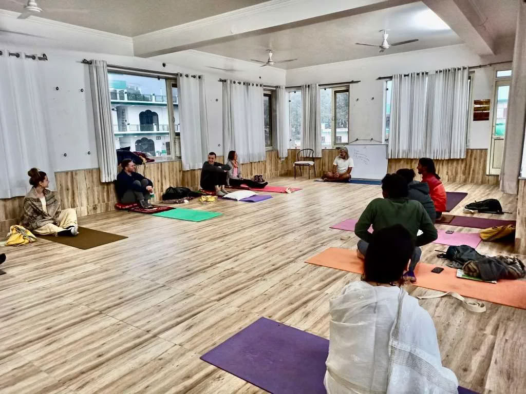 Curso de formación de profesores de yoga Bhakti de 300 horas en Rishikesh, India