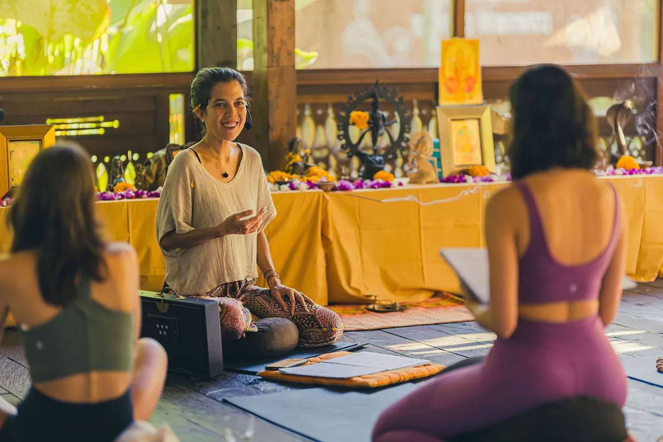 Vaidika Dharma: Formación de Profesores de Yoga SPIRIT de 100 Horas