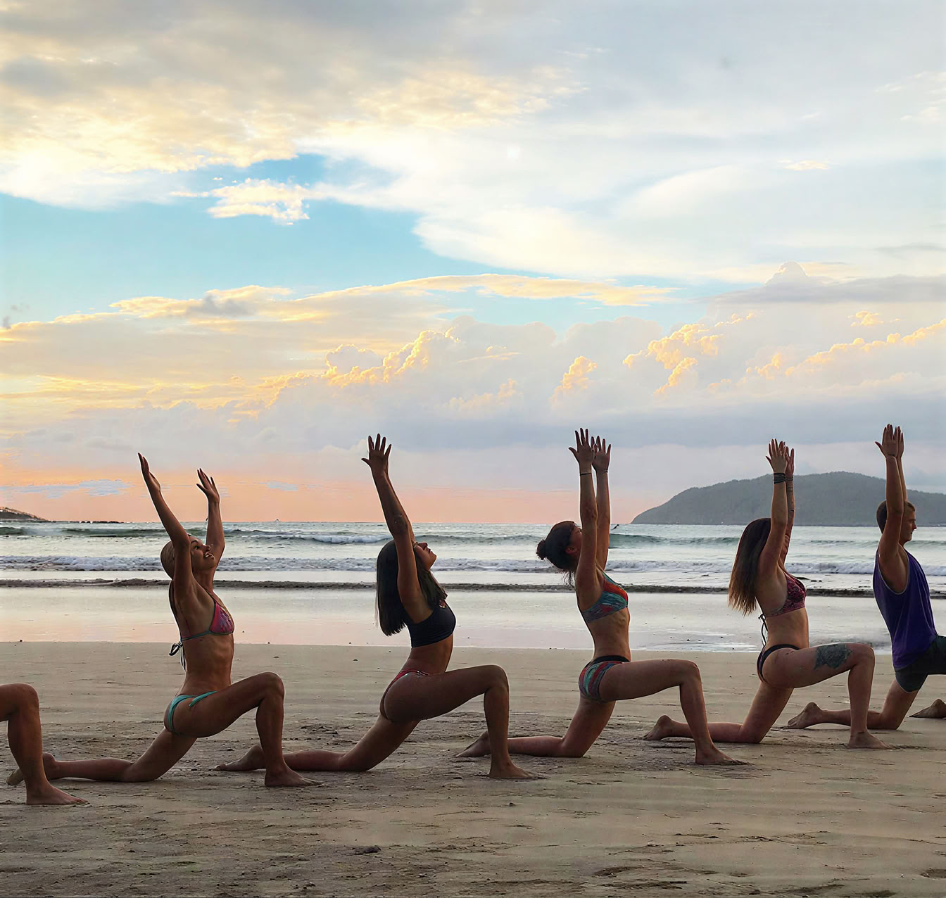 Yoga en la playa y trabajo de respiración