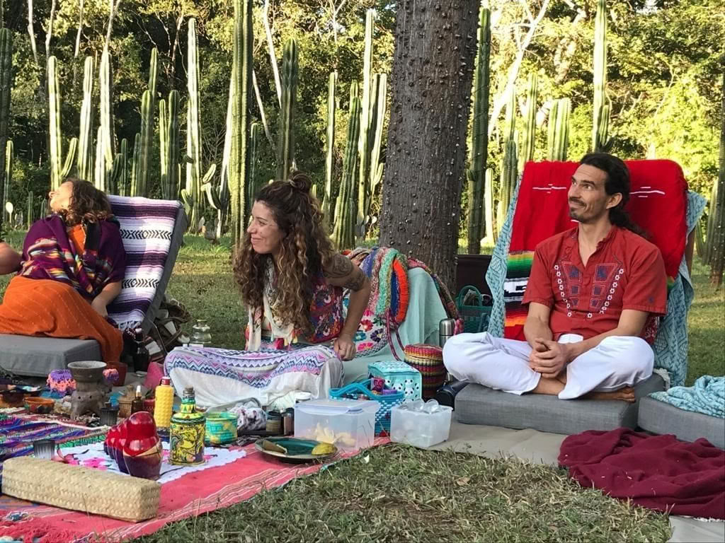 Ceremonia ancestral de sanación con cacao en el laberinto