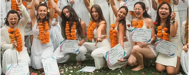 Formación híbrida de profesores de yoga de 200 horas/300 horas