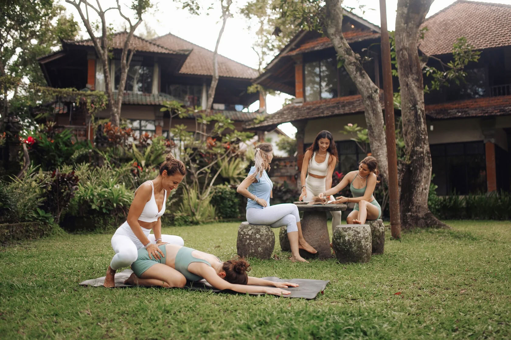 Formación de profesores de yoga híbrida de 200 horas/300 horas – 27 nov - 6 dic
