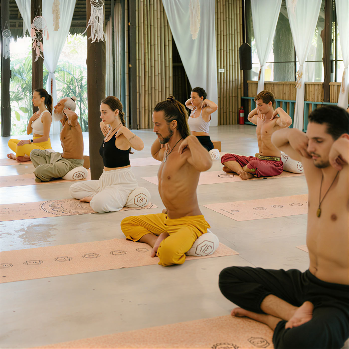 Formación híbrida de profesores de yoga de 200 horas / 300 horas – 9 de julio – 18 de julio de 2026