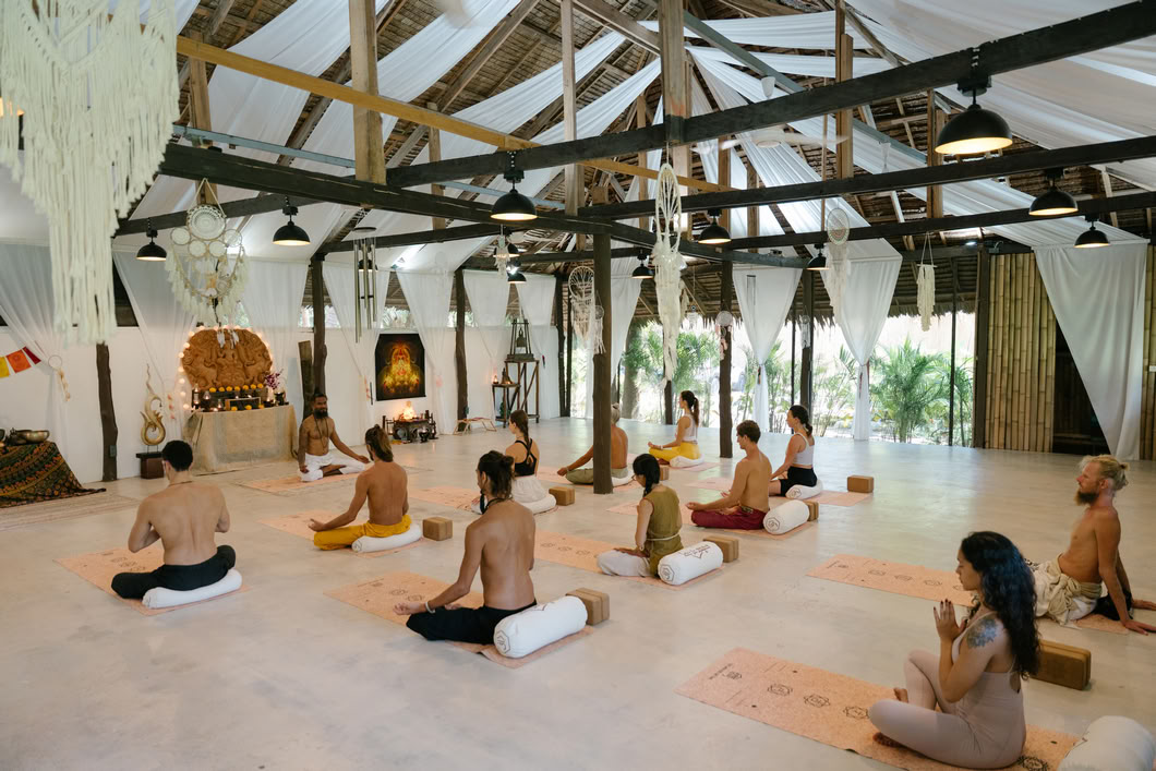 Entrenamiento híbrido de profesores de yoga de 200 horas/300 horas – 13 de sept. – 22 de sept. de 2026