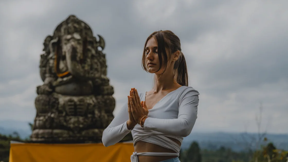 Formación híbrida de profesores de yoga de 200 horas / 300 horas – 16 de oct. – 25 de oct. de 2026