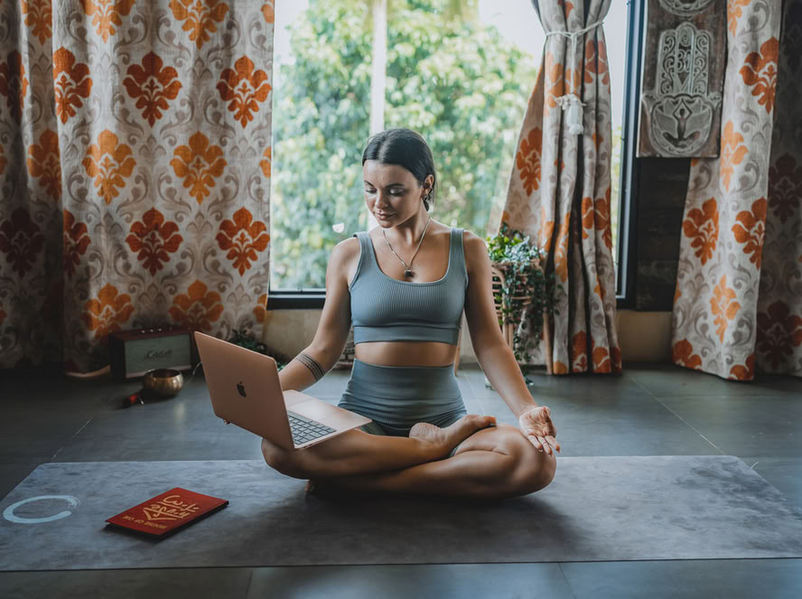 Formación híbrida de profesores de yoga de 200 horas/300 horas – 24 de agosto – 6 de septiembre de 2026