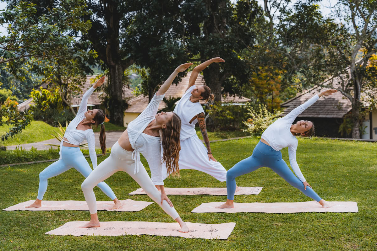 Formación híbrida de profesores de yoga de 200 horas/300 horas – 24 de agosto – 6 de septiembre de 2026