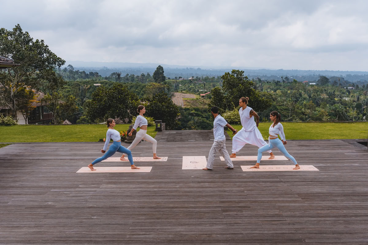 Formación híbrida de profesores de yoga de 200 horas/300 horas – 24 de agosto – 6 de septiembre de 2026