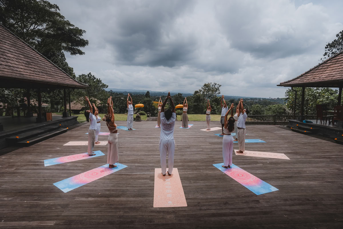 Formación híbrida de profesores de yoga de 200 horas/300 horas – 1 de oct. – 14 de oct. de 2026