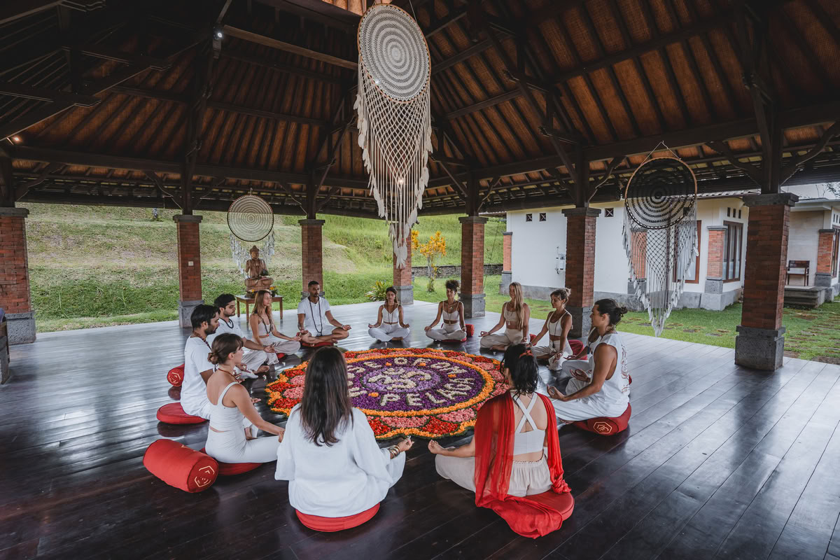 Formación híbrida de profesores de yoga de 200 horas / 300 horas – 26 de nov. – 9 de dic. de 2026