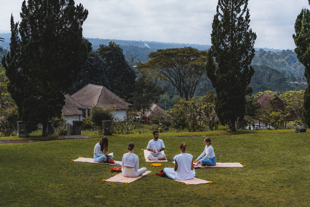 Formación híbrida de profesores de yoga de 200 horas / 300 horas – 26 de nov. – 9 de dic. de 2026