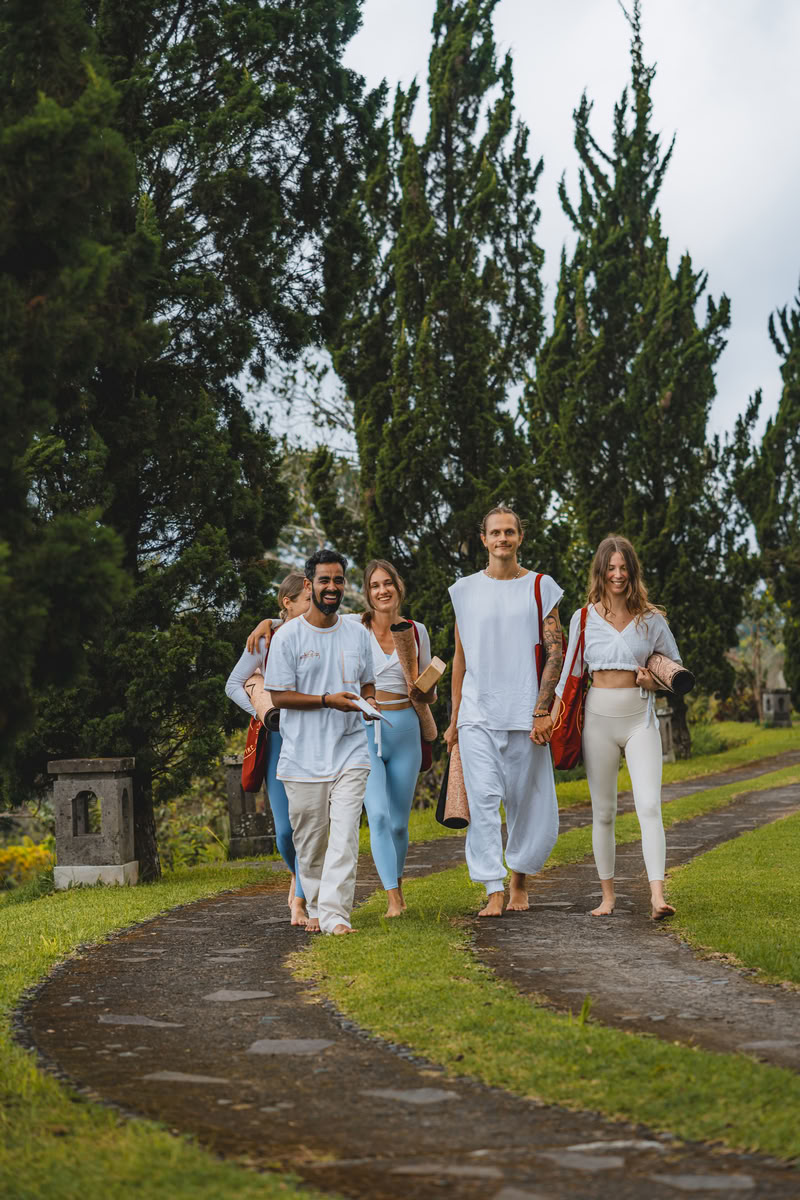 Formación de Profesores de Yoga de 300 horas – 24 de ago. – 19 de sept. de 2026