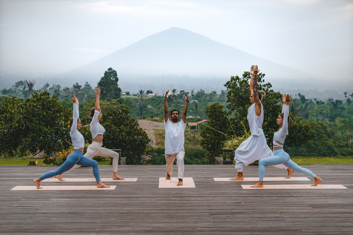 Formación de Profesores de Yoga de 300 horas – 24 de ago. – 19 de sept. de 2026