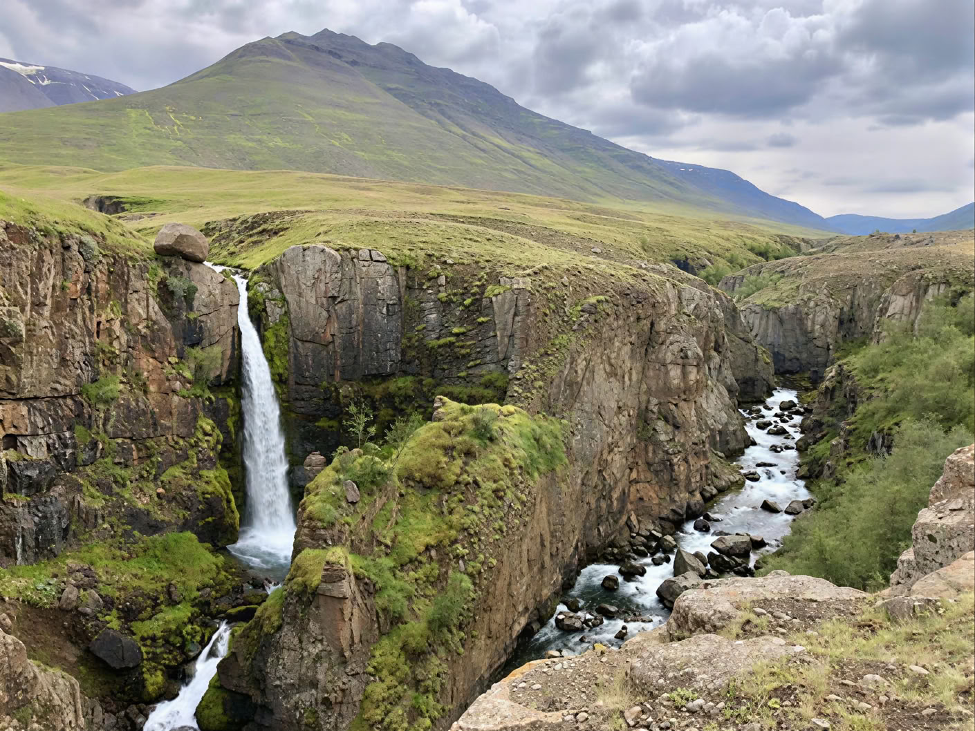 Yoga & Hiking Midnightsun Retiro en Islandia – Fechas 2025