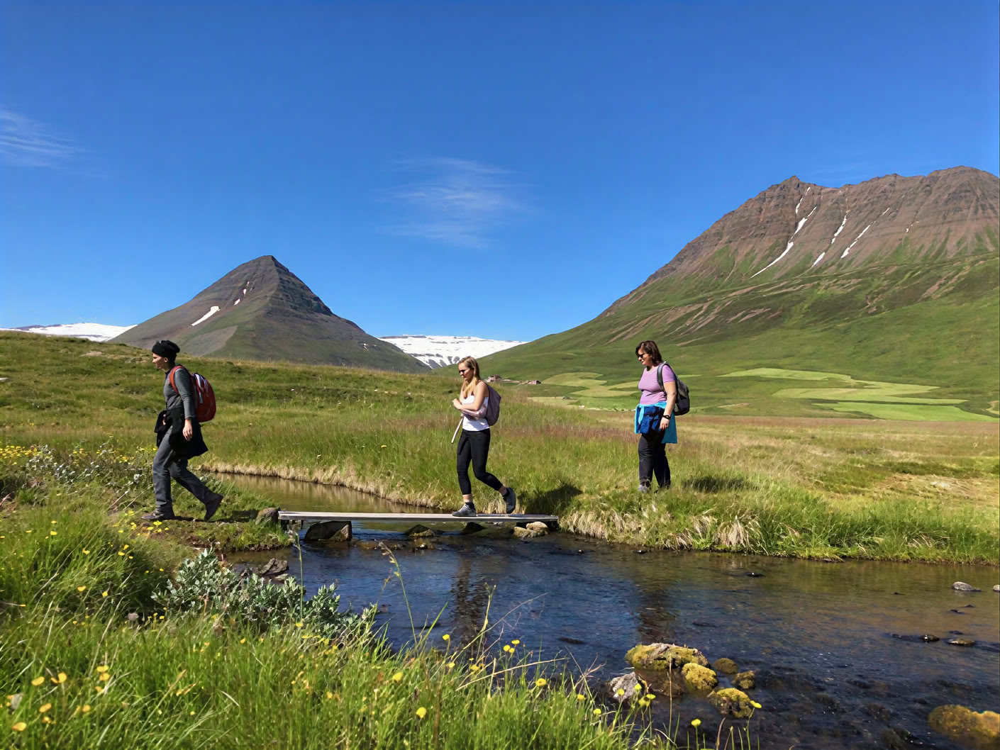 Yoga & Hike Retiro del Sol de Medianoche en Islandia – Fechas 2026