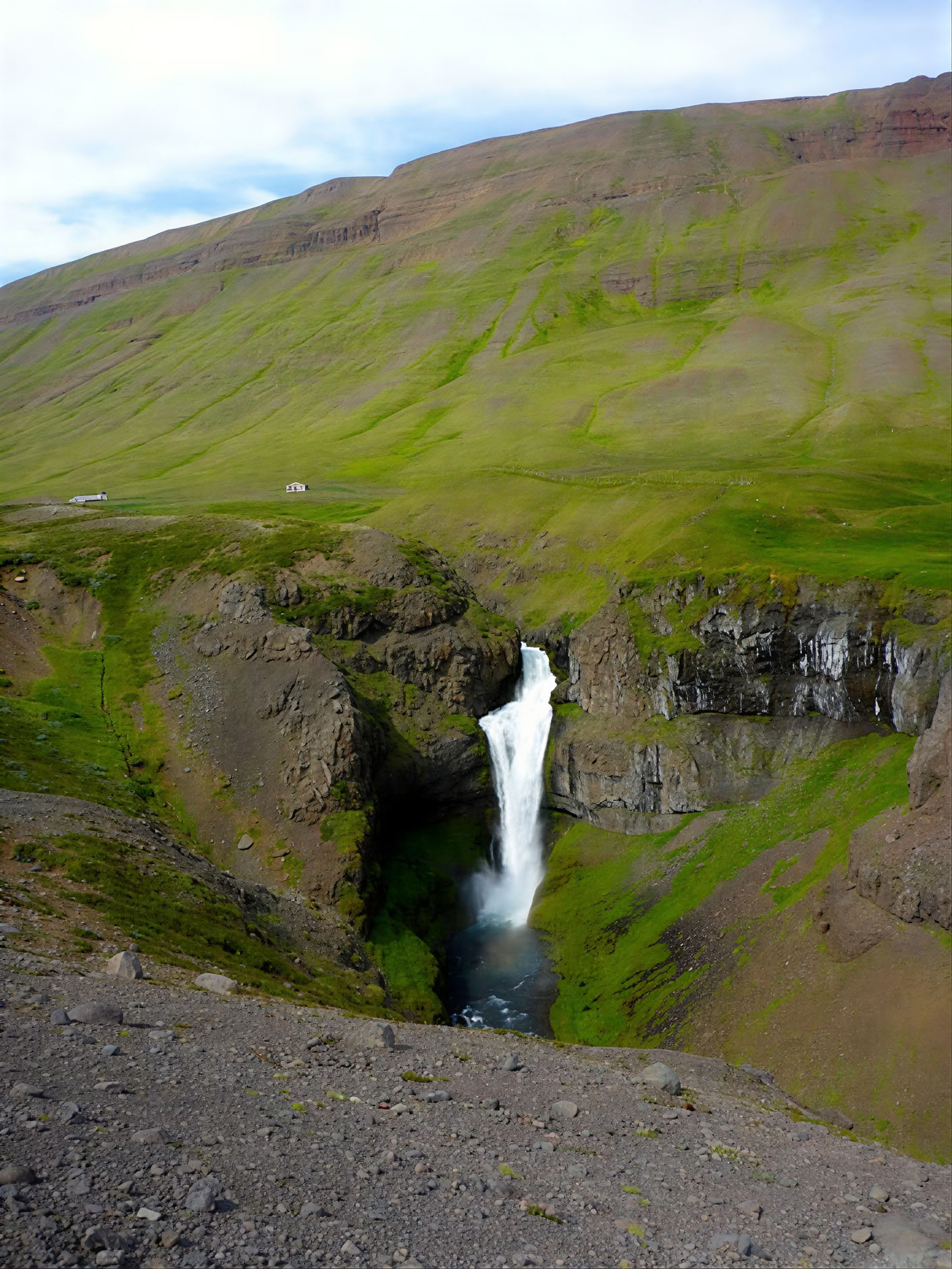 Yoga & Hike Retiro del Sol de Medianoche en Islandia – Fechas 2026