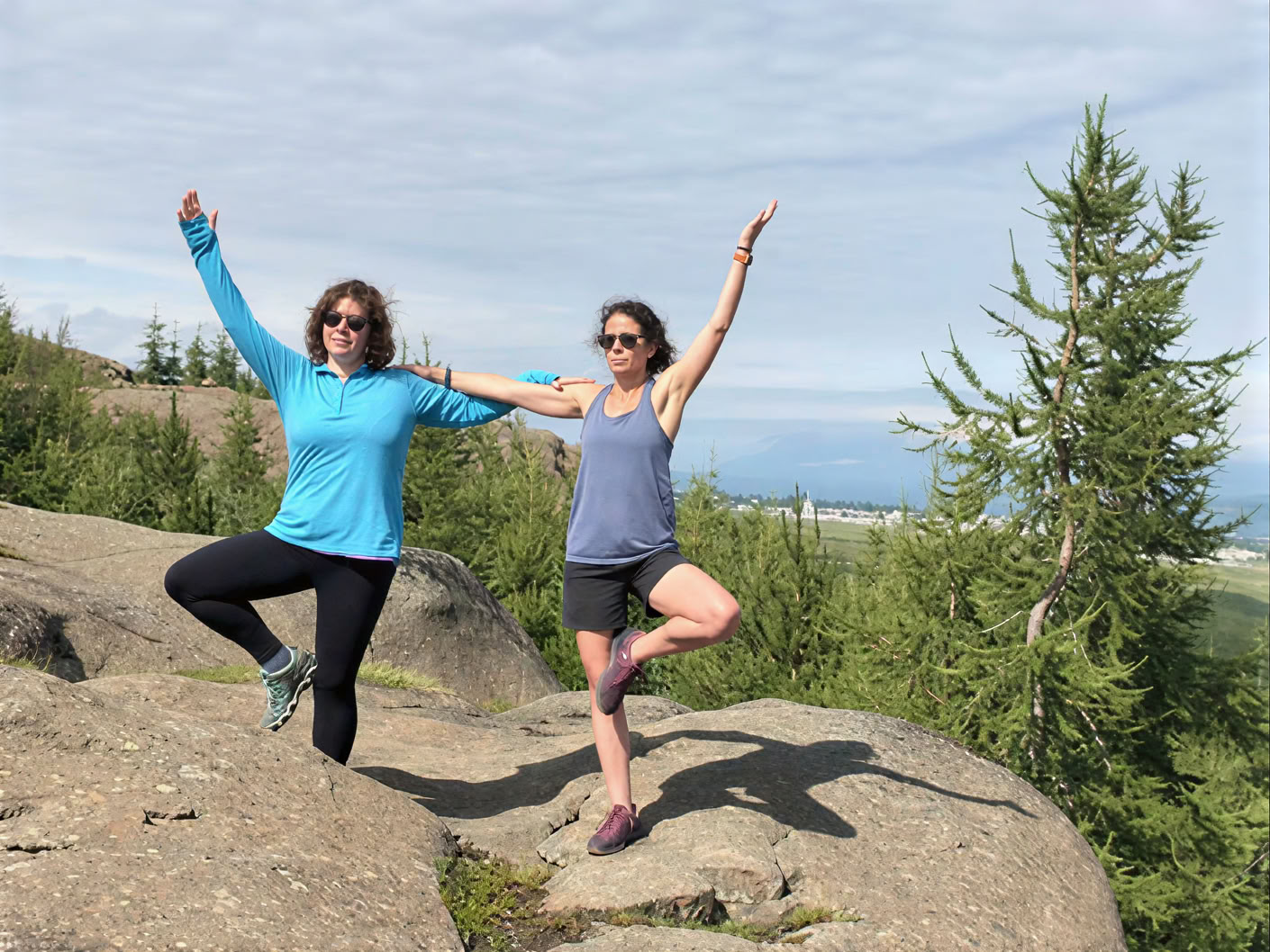 Yoga & Hike Retiro del Sol de Medianoche en Islandia – Fechas 2026