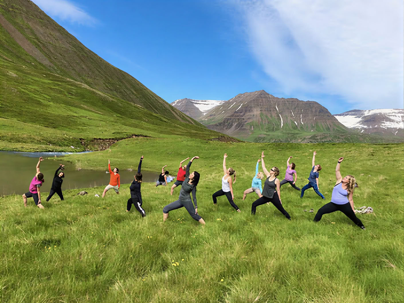 Yoga & Hike Retiro del Sol de Medianoche en Islandia – Fechas 2026