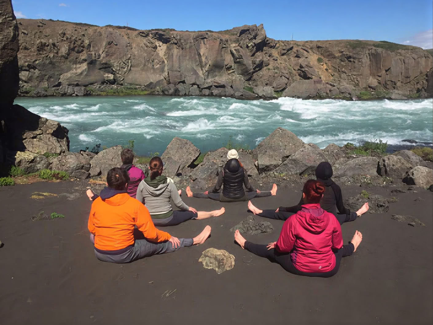 Yoga & Hike Retiro del Sol de Medianoche en Islandia – Fechas 2026
