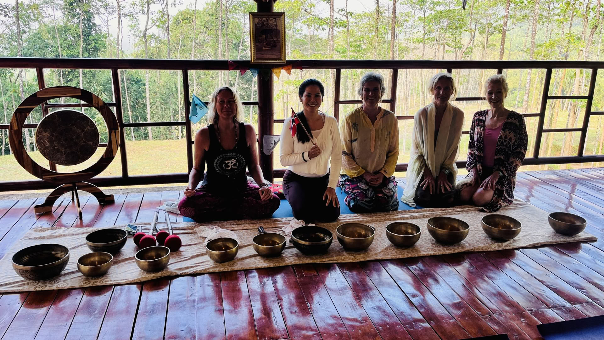Clase grupal: Yoga al atardecer + baño de sonido con cuencos tibetanos