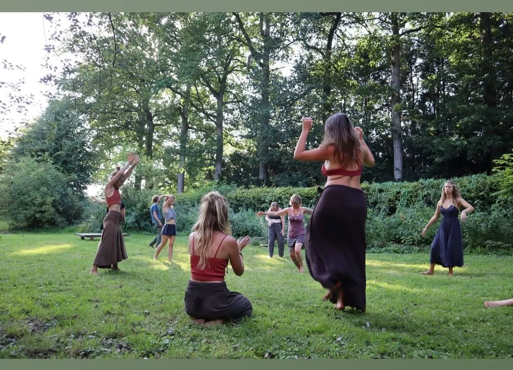 Retiro de yoga y meditación desnuda para mujeres de la Tierra