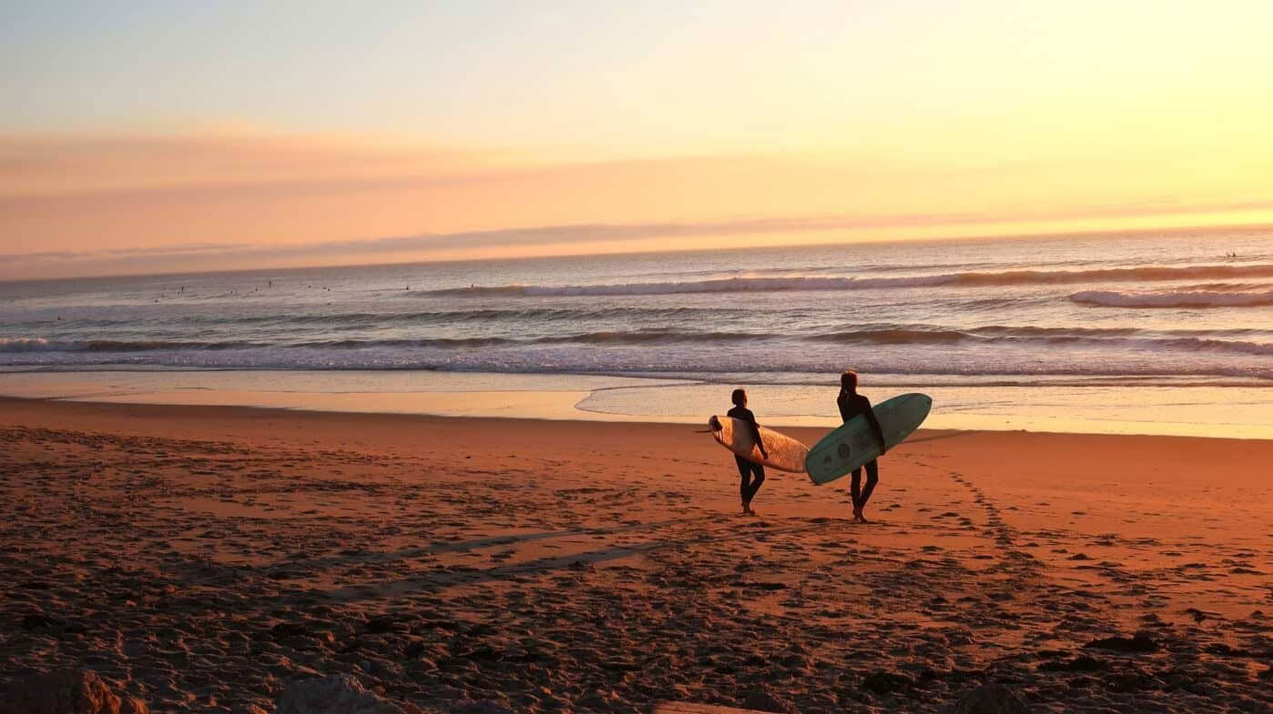 Salty Retreats: Surf, Sweat y Flow en Costa Rica