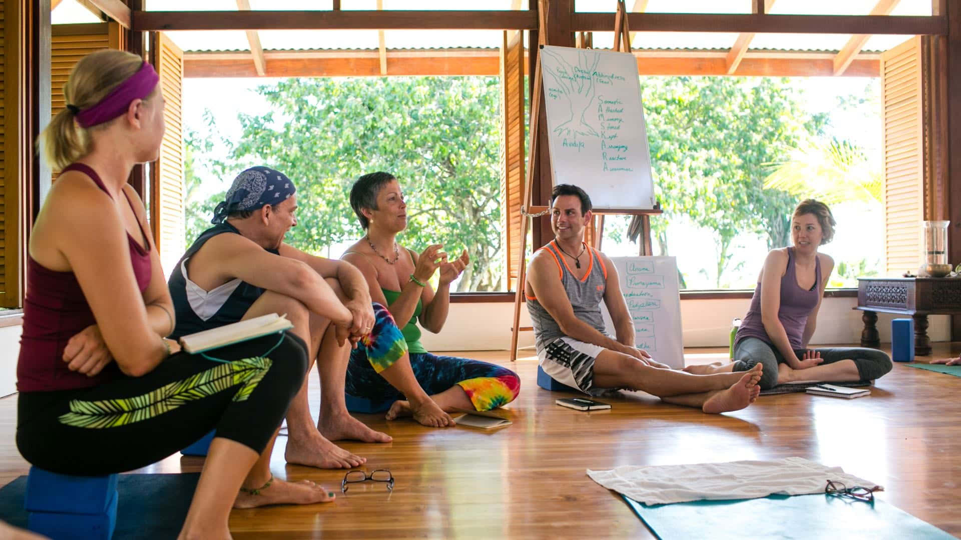 Retiro de yoga en la playa y la selva de Costa Rica 2027 con Leah