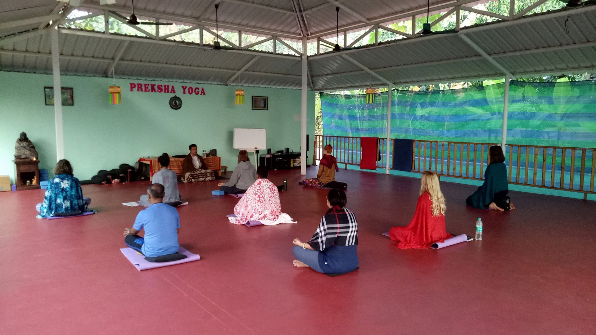 5 días de retiro de yoga feliz