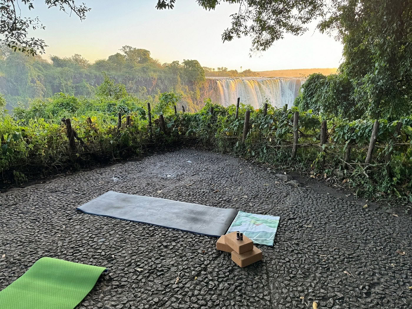 Yoga en The Falls
