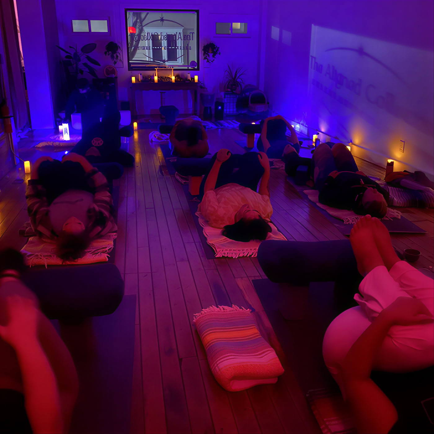 Yoga Restaurativo a la Luz de las Velas (Samantha)