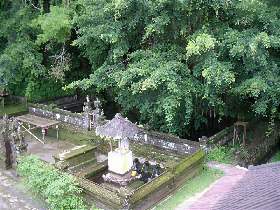 Paseo por la Montaña y el Manantial de Padang Aji