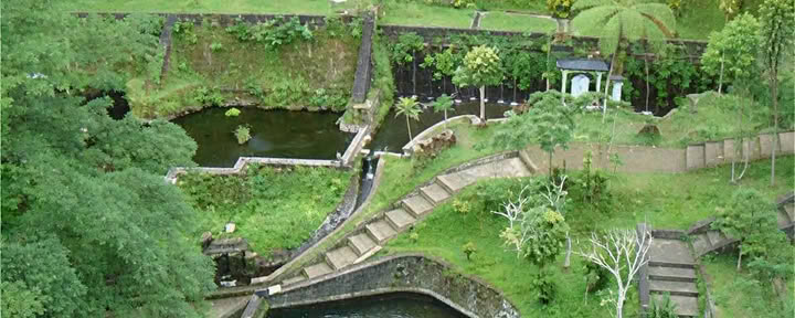 Paseo por la Montaña y el Manantial de Padang Aji