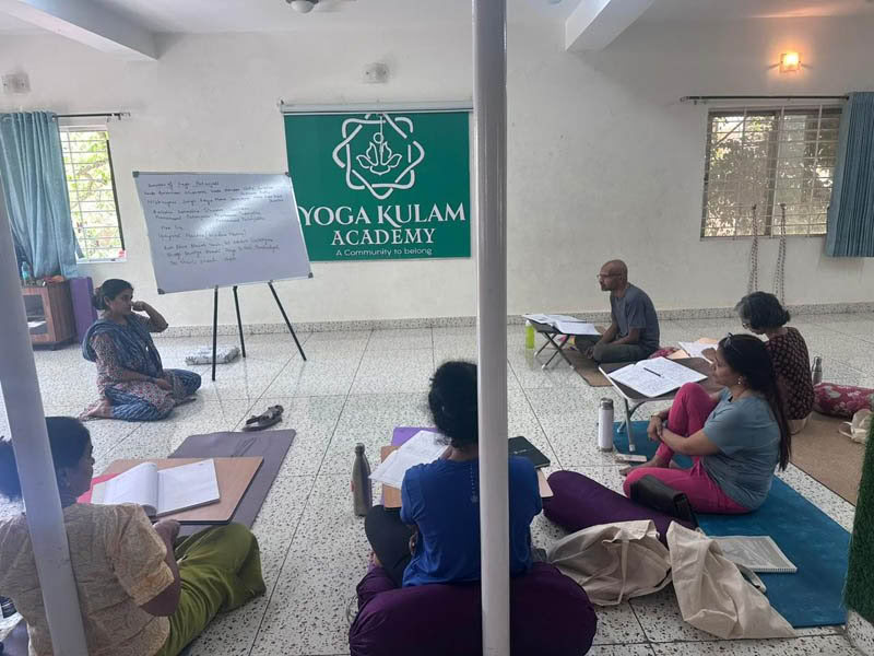 Curso de formación de profesores de yoga de 200 horas entre semana en Bengaluru