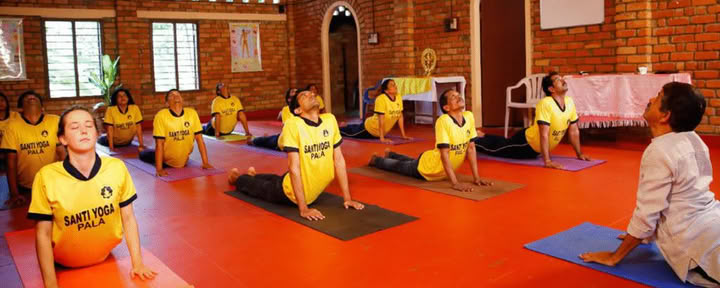 7 Days Yoga Retiro & Programa de Bienestar en Santhi Yogashram, Pala