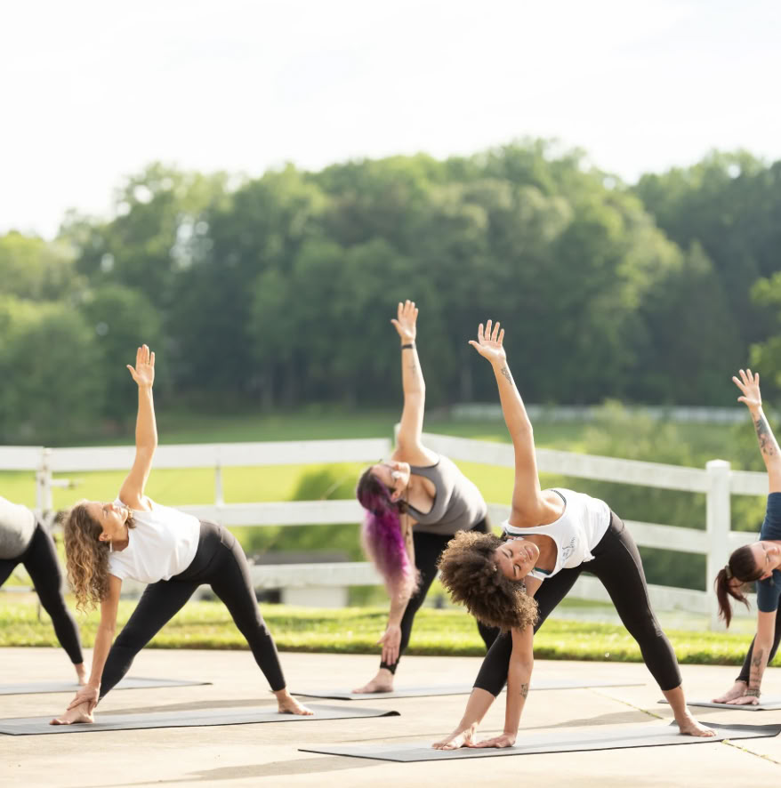 Saturday Sunrise Yoga Flow con Kelly Flowers — The Horse Shoe Farm Boutique Resort cerca de Asheville, NC | Dining & Spa
