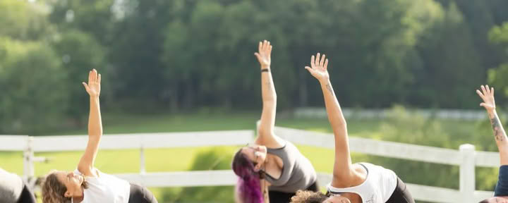 Saturday Sunrise Yoga Flow con Kelly Flowers — The Horse Shoe Farm Boutique Resort cerca de Asheville, NC | Dining & Spa