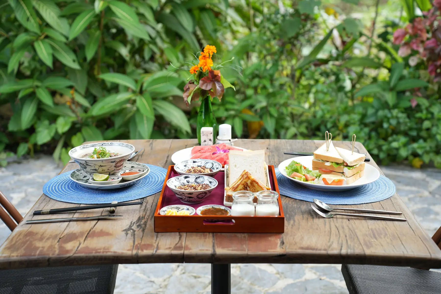 Comida en el Bosque en Thong Nguyen