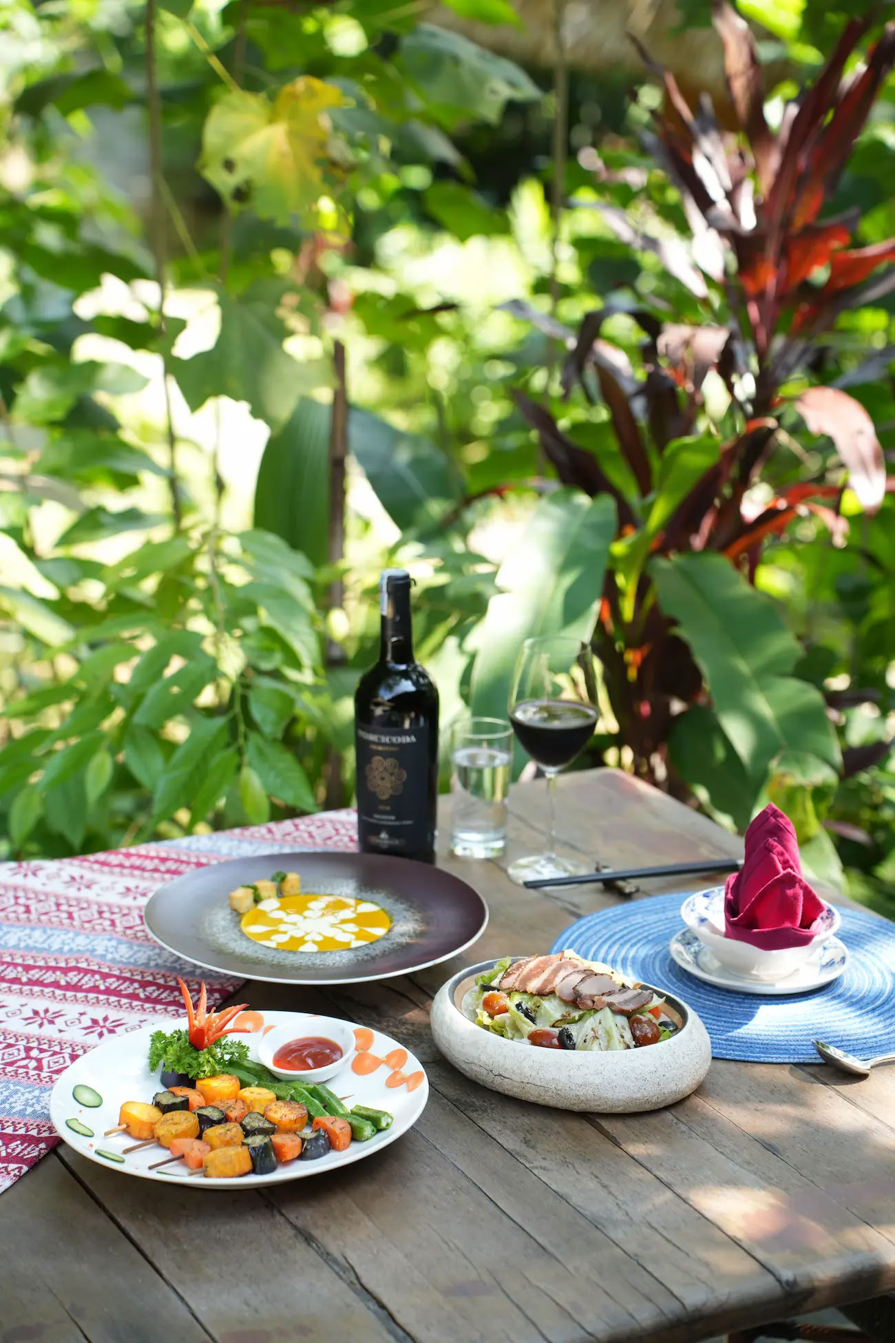 Comida en el Bosque en Thong Nguyen