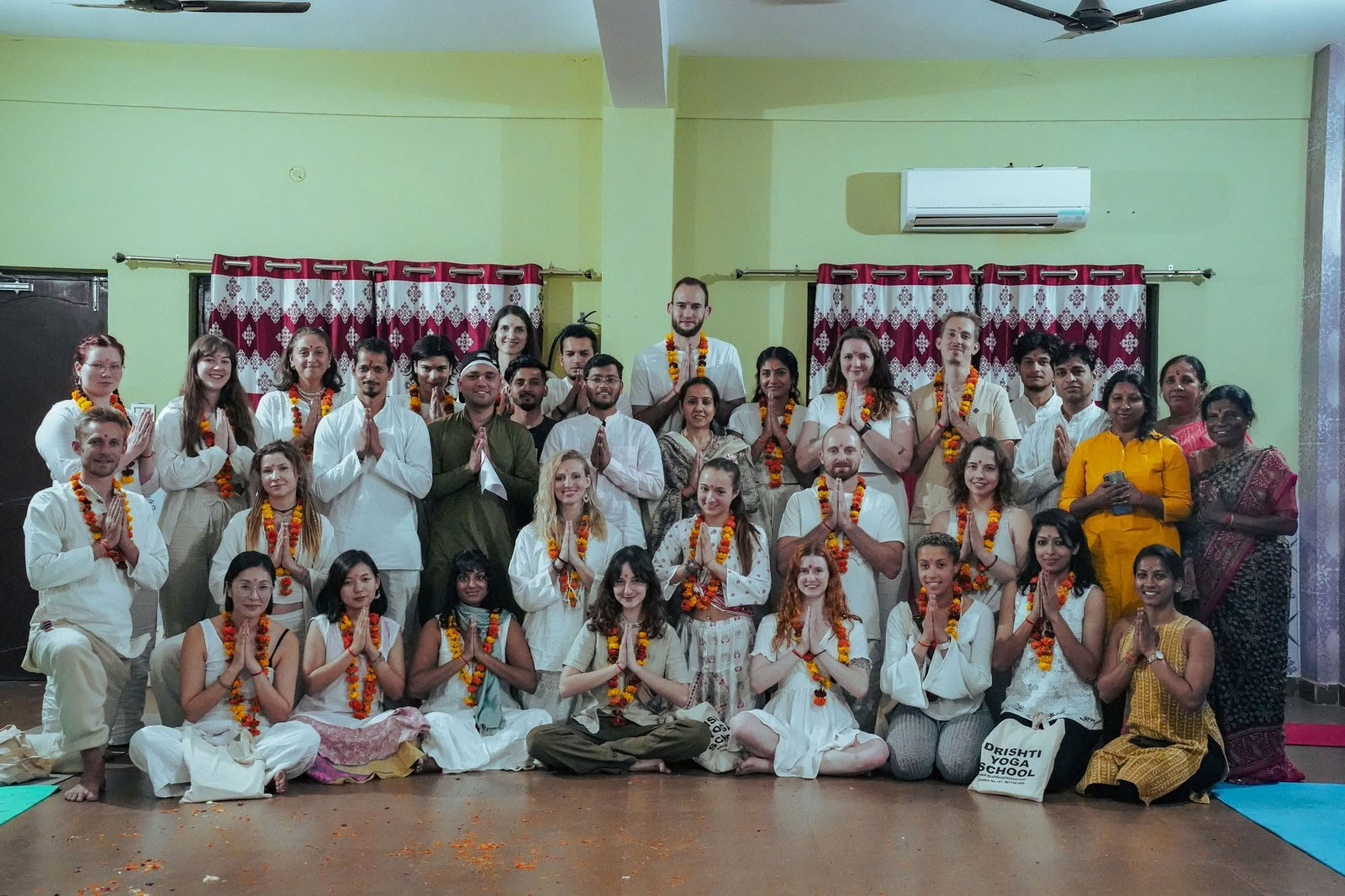Formación de profesores de yoga de 100 horas en Rishikesh ✅