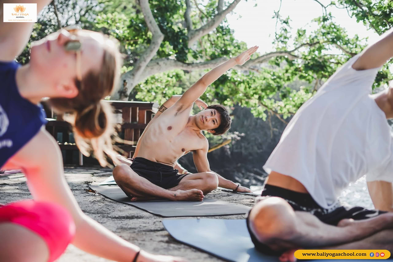 Formación de profesores de yoga de 300 horas en Varkala, Kerala, India