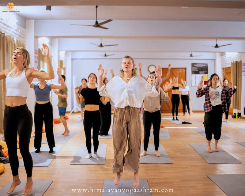 Formación de profesores de yoga de 100 horas en Rishikesh, India