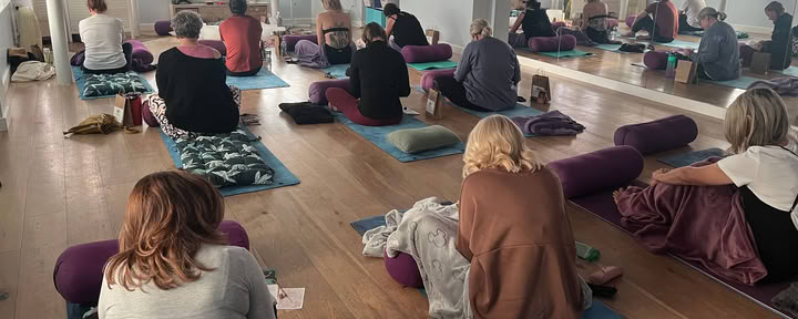 Clase de meditación en la playa 🏖️ (Holland on S)