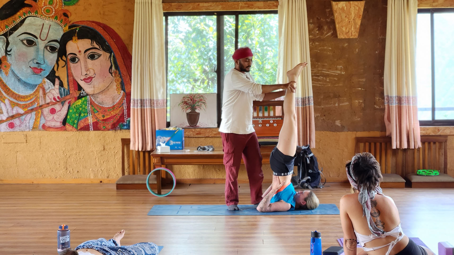 Formación de profesores de yoga de 200 horas con vistas al Himalaya en Astam, cerca de Pokhara