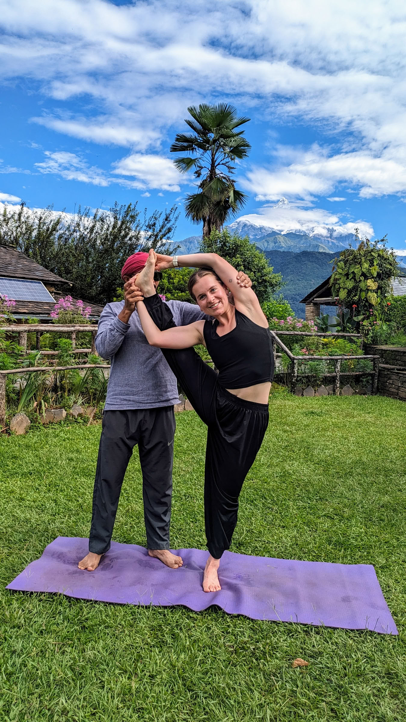Formación de profesores de yoga de 200 horas con vistas al Himalaya en Astam, cerca de Pokhara