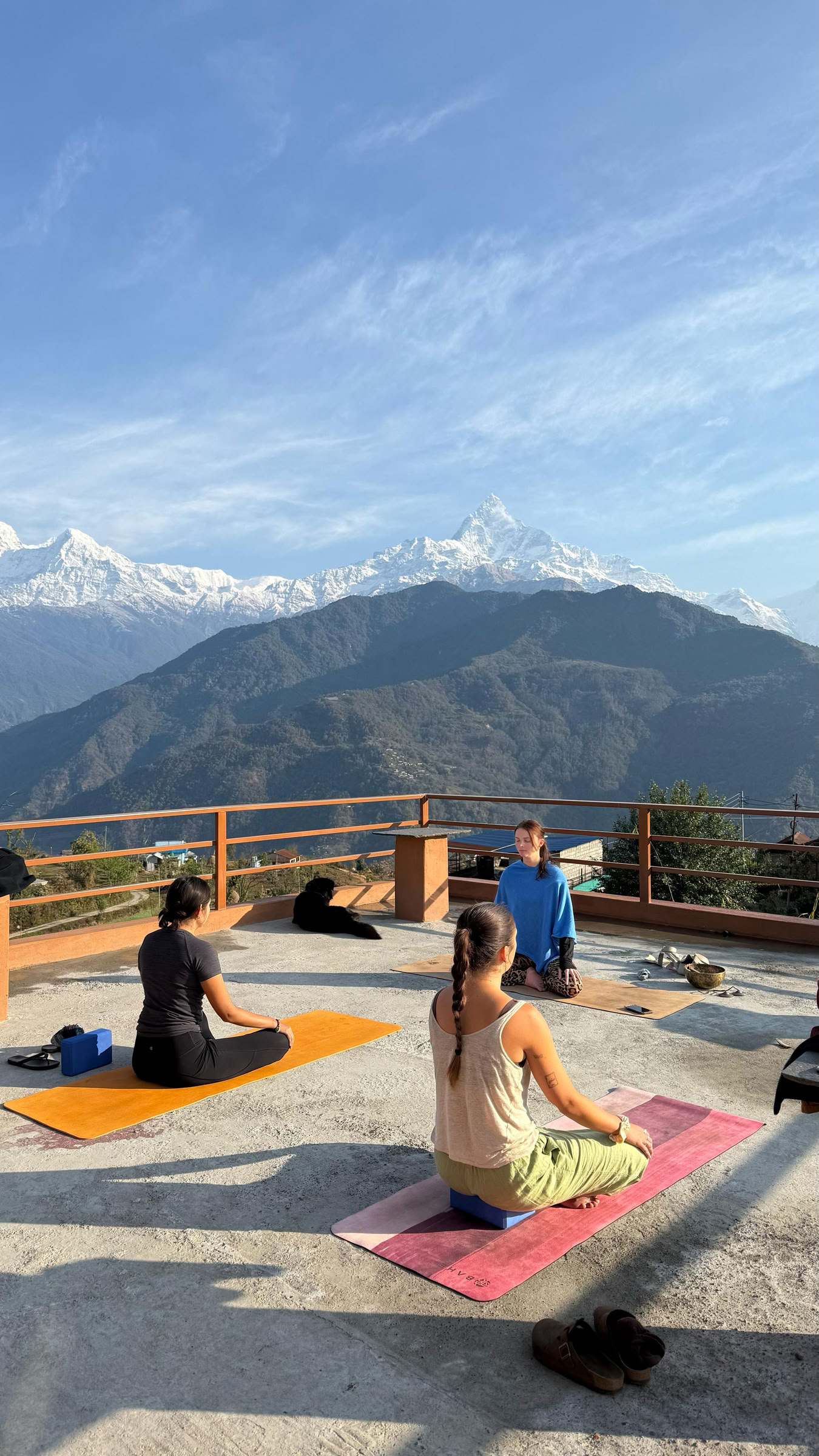 Formación de profesores de yoga de 200 horas con vistas al Himalaya en Astam, cerca de Pokhara